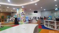 Layanan anak ini berada di lantai 7, selantai dengan Layanan untuk lansia dan disabilitas. Di layanan anak kamu diharuskan melepas alas kaki ya. Karena lantai ruangan anak dilapisi karpet empuk yang nyaman. (Syanti/detikcom)