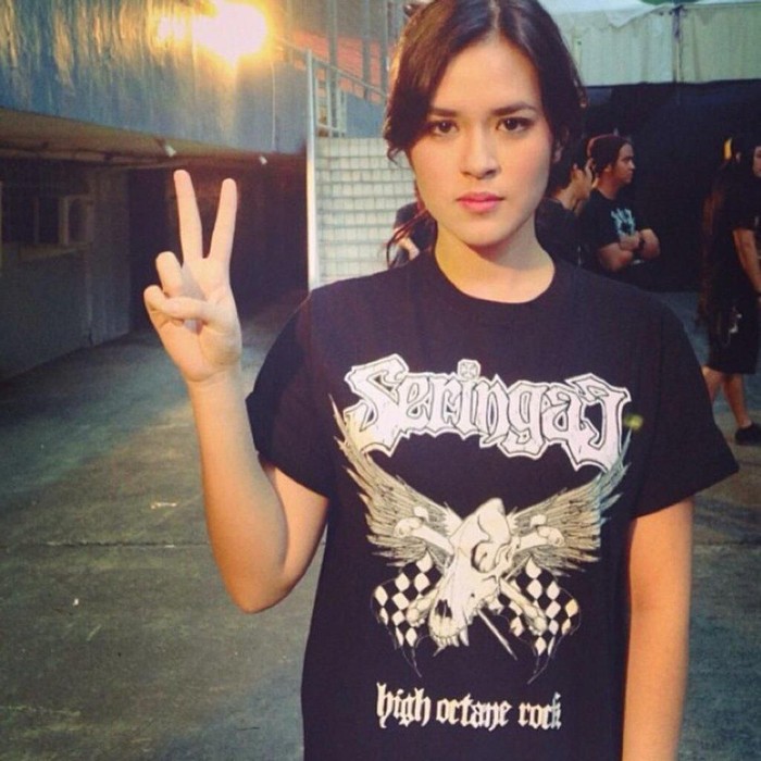 Raisa mengenakan kaos band Seringai Raisa mengenakan kaos band Seringai