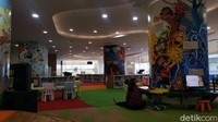 Memasuki Layanan Anak, kita akan disambut oleh ruangan yang penuh warna dan gambar. Deretan rak buku dengan ragam cerita anak pun terlihat lucu dan menyenangkan. (Syanti/detikcom)