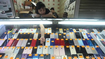 Masing-masing memiliki peran dalam memusnahkan ponsel ilegal di Tanah Air.