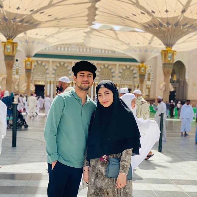Warganet langsung membanjiri kolom komentar yang diunggah ulang oleh akun Instagram fans Raffi dan Nagita @videorans. Warganet banyak yang mendoakan Gigi agar tetap memakai hijab sesudah menjalankan ibadah umrah. Nagita bercadar cantik juga ya..., puji akun Instagram @gani10125. Smg mbak gigi cpt pakai hijab, kata akun @nurleni962. Masyaallah cantiknya mama gigi, puji akun @sulaimanlighting. Foto: instagram @raffinagita1717