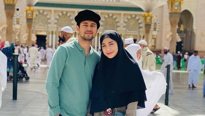 Gaya Nagita Slavina Bercadar Saat Umrah, Bikin Pangling