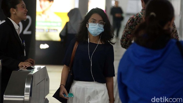 Penumpang Mass Rapid Transit  (MRT) Jakarta terlihat memakai masker, Senin (17/2). Hal ini untuk mencegah virus corona.