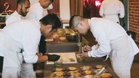 Renzky Kurniawan merupakan chef termuda yang ikut bergabung dalam menyiapkan menu makanan di Oscar 2020. Tentunya hal tersebut membuat Indonesia menjadi bangga kepada Renzky Kurniawan. Foto: Instagram @renzkykrnwn