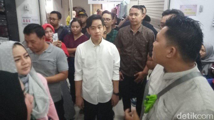 Gibran di sela kegiatan blusukannya di Beteng Trade Center, Solo, Senin (17/2/2020).