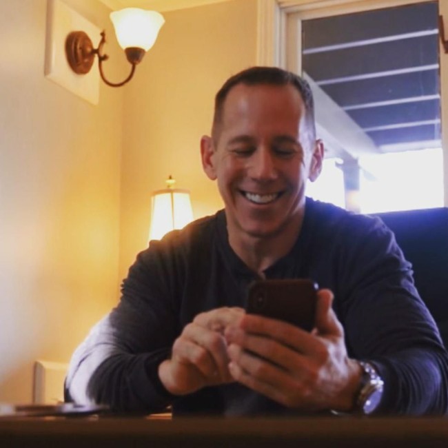 Waktuku dan frustrasi dan kekecewaan senilai ribuan dolar, itulah yang saya keluarkan untuk berkencan, ucapnya. Foto: Dok. Jeff Gebhart