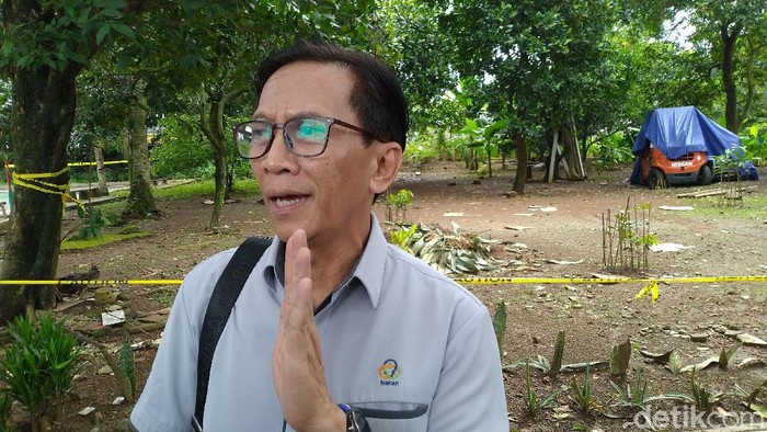 Pengangkutan limbah radioaktif di perumahan Batan Indah, Serpong, Tangerang Selatan (Tangsel) dilanjutkan (Sachril Agustin Berutu/detikcom)