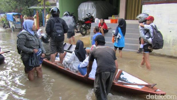 Banjir Terjang Dayeuhkolot Bandung, Siswa SD Belajar di Pengungsian