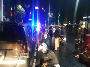 Dishub Jaksel Cabut Pentil 20 Kendaraan yang Parkir Liar di Jalan Gunawarman