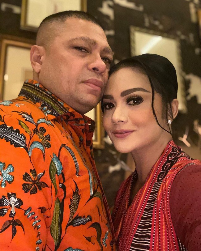 Gosip tentang perceraian KD dan Raul semakin santer terdengar setelah perwakilan Raul menyambangi Pengadilan Agama Jakarta Selatan. Humas PA Jaksel, Faizal Kamil, mengatakan perwakilannya datang untuk menanyakan proses gugat cerai. Berkas-berkas, tentunya kalau cerai gugat atau cerai talak, istri mengajukan atau suami mengajukan yang dilihat dan ditanyakan pasti kutipan akte nikah dulu, kata Humas PA Jaksel, Faizal Kamil, saat ditemui di kantornya, Senin (17/2/2020). Lewat media soial mereka masing-masing, KD dan Raul telah membantah berita perceraian mereka. Keduanya mengatakan bahwa isu tersebut adalah hoax.