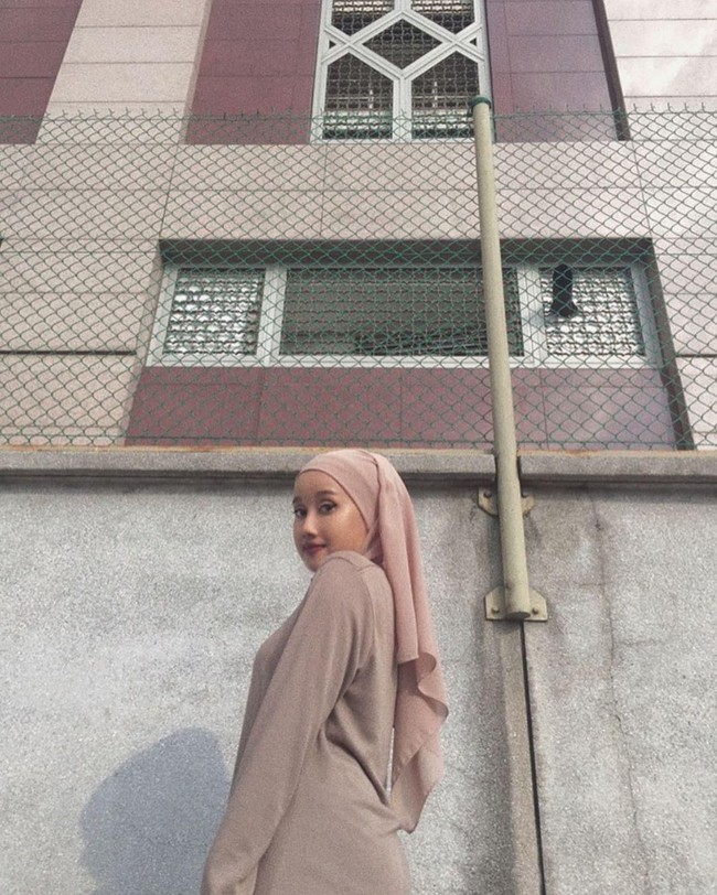 Hi! sorry im just a stranger BUT does anyone ever told you that you look like Ariana Grande?! sisssss-, You look like Ariana Grande and Im her all-time fan. Her copycats would be very jealous of how you effortlessly resemble Ariana,tulis netizen. Foto: instagram @nblaazln