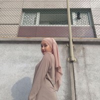 Hi! sorry im just a stranger BUT does anyone ever told you that you look like Ariana Grande?! sisssss-, You look like Ariana Grande and Im her all-time fan. Her copycats would be very jealous of how you effortlessly resemble Ariana,tulis netizen. Foto: instagram @nblaazln