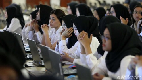 Para calon PNS mengikuti Seleksi Kompetensi Dasar (SKD) berbasis Computer Assisted Test (CAT) di Kantor Wali Kota Jaksel. Ada ribuan peserta yang mengikuti tes ini.