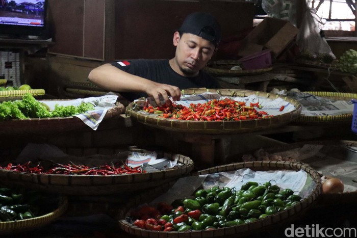 Harga Cabai di Bandung Makin Pedas Harga cabai di Pasar Cicadas, Kota Bandung, Jawa Barat masih cukup tinggi. Kenaikan harga ini diakibatkan faktor cuaca.