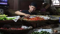 Selain itu, sejumlah pedagang cabai di Pasar Cicadas tidak banyak menyetok cabai, pasalnya cabai mudah busuk.