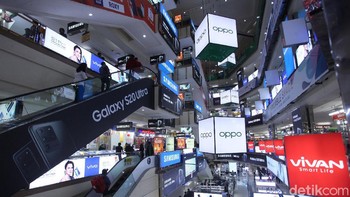 Begini aktivitas jual beli di Roxy Mas Mall saat uji coba pemblokiran ponsel BM hari ini, Senin (17/2/2020).