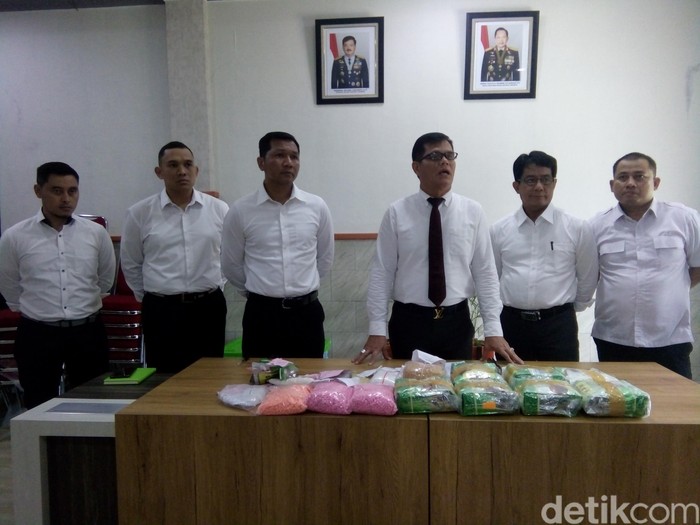Polda Sumut menangkap 94 orang tersangka pengedar narkoba sejak awal tahun 2020. Tersangka yang diamankan ini dari 70 kasus di seluruh wilayah Sumatera Utara.