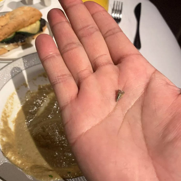 Menemukan benda tajam di makanan