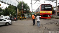 Walaupun begitu, beberapa warga terlihat membantu aktivitas perlintasan.