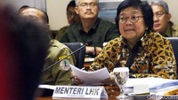 Siti Nurbaya sempat menjelaskan mengenai hutan-hutan di daerah yang terkena bencana kebakaran.