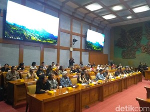 Saat Seniman Baca Puisi Protes Revitalisasi TIM di DPR