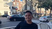 Sebelum dikenal memiliki kepiawaian dalam memasak, siapa sangka, Renzky Kurniawan ternyata justru jarang menginjakkan kaki ke dapur. Ia benar-benar belajar dunia kuliner ketika ia berkuliah di DU University College, Malaysia. Foto: Instagram @renzkykrnwn