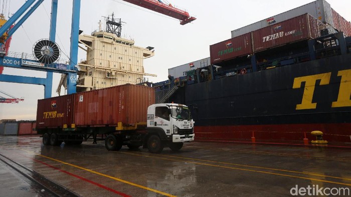 Aktivitas bongkar muat peti kemas di Terminal 3 Tanjung Priok, Jakarta, Senin (17/2/2020). Selama Januari 2020, ekspor nonmigas ke China mengalami penurunan USD 211,9 juta atau turun 9,15 persen dibandingkan bulan sebelumnya (mtm). Sementara secara tahunan masih menunjukkan pertumbuhan 21,77 persen (yoy).