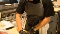 Dari situlah hingga akhirnya ia diajak oleh Wolfgang Puck untuk membantu dirinya dalam menyiapkan menu makanan untuk Oscar 2020. Menu makanan tersebut dibuat dominan 70% dari produk nabati.  Foto: Instagram @renzkykrnwn