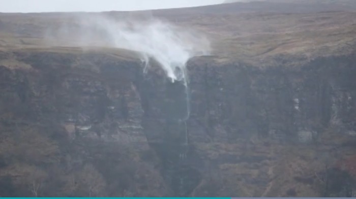 Air terjun Devils Chimney ini memiliki ketinggian sekitar 150 meter dan tercatat sebagai salah satu air terjun tertinggi di Irlandia. Air terjun ini memang kadang-kadang bisa terbalik alirannya kalau ada aliran angin yang kencang dari Selatan. Karena itulah disebut sebagai Devils Chimney atau cerobong iblis karena aliran airnya bisa terbalik.