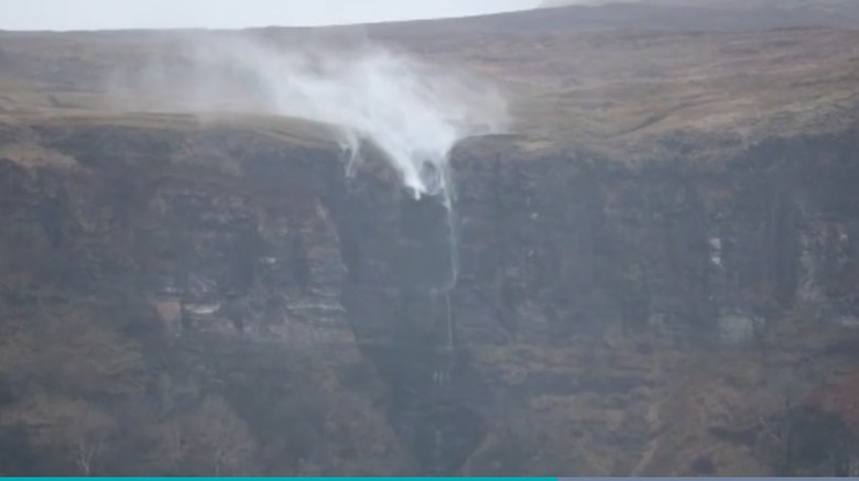 Air Terjun Devils Chimney di Sligo Irlandia Air terjun Devils Chimney ini memiliki ketinggian sekitar 150 meter dan tercatat sebagai salah satu air terjun tertinggi di Irlandia. Air terjun ini memang kadang-kadang bisa terbalik alirannya kalau ada aliran angin yang kencang dari Selatan. Karena itulah disebut sebagai Devils Chimney atau cerobong iblis karena aliran airnya bisa terbalik.