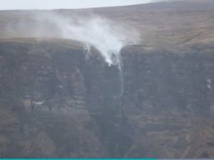 Disapu Badai, Air Terjun Cerobong Iblis, Airnya Balik Lagi ke Atas!