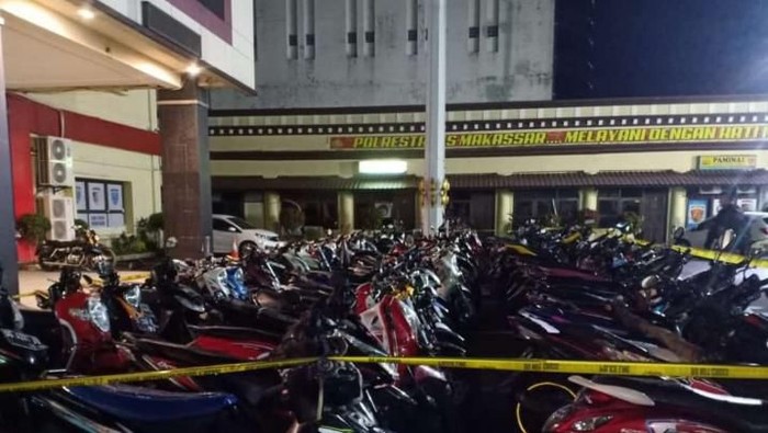 Balap liar di Benteng Somba Opu, Makassar, meresahkan warga. Tim Polrestabes Makassar dan Patmor Polda Sulsel turun tangan dan mengamankan 300 unit motor.