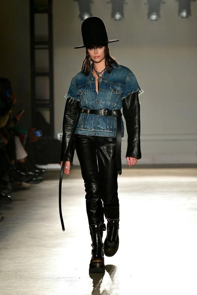 Gaya a la koboi di fashion show R13, pada 8 Februari 2020. Busana berbahan kulit dipadu denim menonjolkan sisi edgy. Foto: Slaven Vlasic/Getty Images