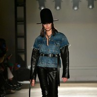 Gaya a la koboi di fashion show R13, pada 8 Februari 2020. Busana berbahan kulit dipadu denim menonjolkan sisi edgy. Foto: Slaven Vlasic/Getty Images