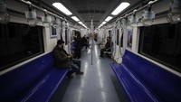 Hanya terlihat beberapa penumpang di salah satu gerbong kereta bawah tanah di Beijing, Senin (17/2).