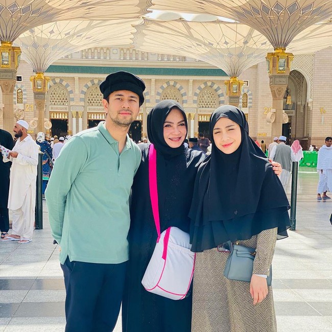 Nagita Slavina juga mengajak ibundanya, Rieta Amilia Beta untuk menjalankan ibadah umrah. Dia pun mengungkapkan kerinduannya untuk kembali lagi ke tanah suci,Pasti kita selalu akan rindu untuk kembali ke Kota Madinah dan Masjid Nabawi ️ Insyallah doakan kita bisa kembali lagi bersama tamu ALLAH lainnya ️ Aminnn YRA, ungkap akun @raffinagita1717. Foto: instagram @raffinagita1717