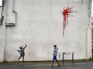 Mural Hari Valentine Banksy Dirusak Orang Tak Dikenal