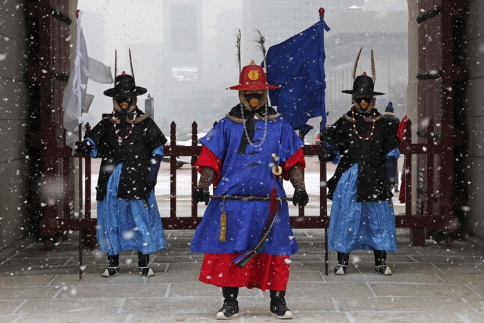 Gaya Penjaga Istana Gyeongbok Berubah Gegara Corona A man dressed in South Korean traditional