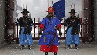 Para penjaga Istana Gyeongbok tampil dengan masker, Senin (17/2).