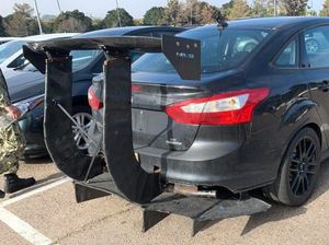 Astaga! Mobil Ini Pakai Sayap Belakang Raksasa