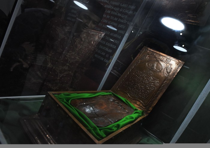 Pameran Artefak Rasulullah SAW di Banten Pameran Artefak Artefak Rasulullah SAW dan para Sahabat Nabi digelar di kawasan Banten. Sejumlah benda peninggalan Nabi Muhammad ditampilkan di pameran itu.