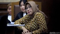Selain Nyoman, Mirawati Basri juga hadir dan duduk sebagai terdakwa dalam persidangan kasus suap impor bawang putih tersebut.