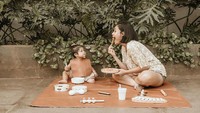 Wulan nampak bahagia mengajari anaknya makan dengan sendok maupun tangan. Ia menilai cara makan sebaiknya diajarkan pada anak semenjak dini. Foto: Instagram wulanrussell