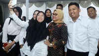 Ida sempat melayani permintaan foto bersama para peserta ujian CPNS. Istimewa/Kemnaker.