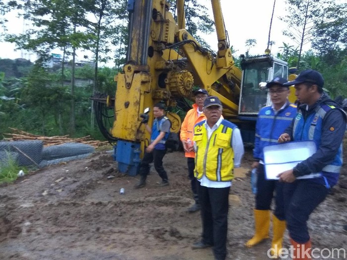 Menteri PUPR Basuki Hadimuljono kunjung longsor tol Cipularang