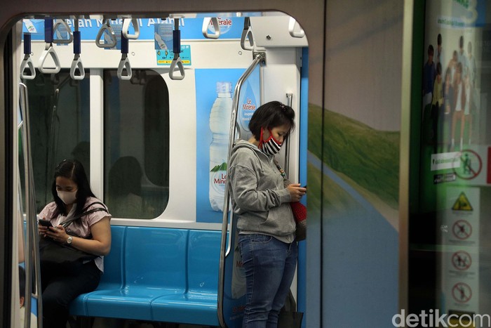 Penumpang Mass Rapid Transit  (MRT) Jakarta terlihat memakai masker, Senin (17/2). Hal ini untuk mencegah virus corona.