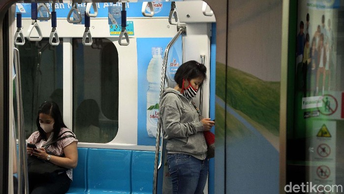 Penumpang Mass Rapid Transit  (MRT) Jakarta terlihat memakai masker, Senin (17/2). Hal ini untuk mencegah virus corona.