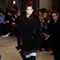 Bergaya androgini dengan jas oversized dari Proenza Schouler. Tatanan rambut sleek menonjolkan sisi chic dan elegan. Foto: JP Yim/Getty Images