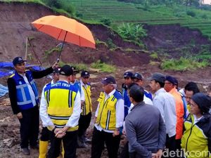 Tinjau Longsor Cipularang, Basuki Pastikan Jalan Tol Aman Dilalui