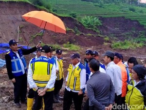 Tinjau Longsor Cipularang, Basuki Pastikan Jalan Tol Aman Dilalui